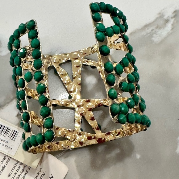 NWT Amrita Singh cuff bracelet emerald color accent jewels - Picture 3 of 5